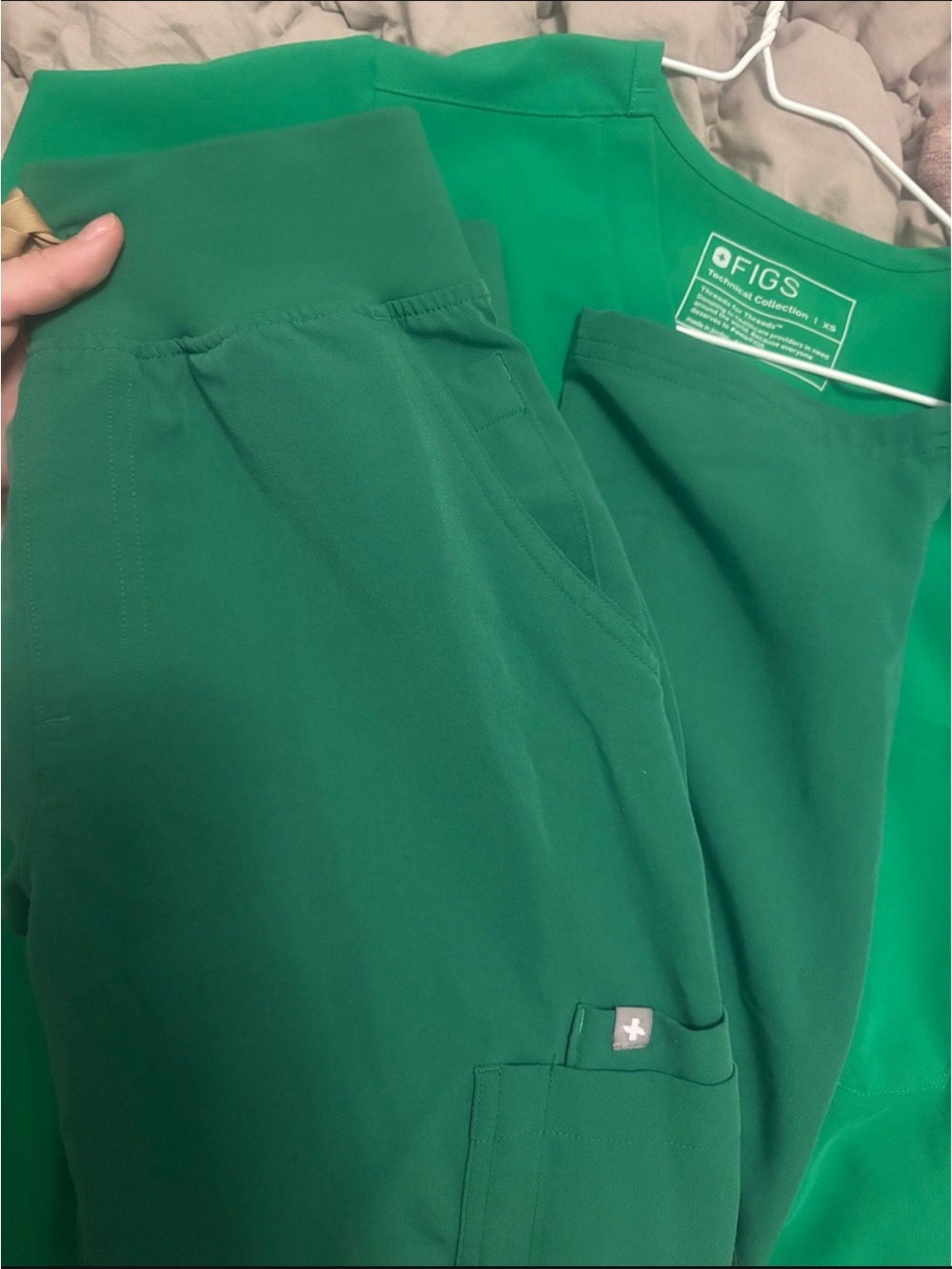 FIGS Women's V-Neck Scrub Top in Green - Picture 4 of 4
